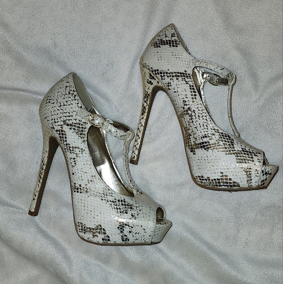 Steve Madden Shoes - Women's high heels shoes/ STEVE MADDEN/ Color White with Gold / size 6